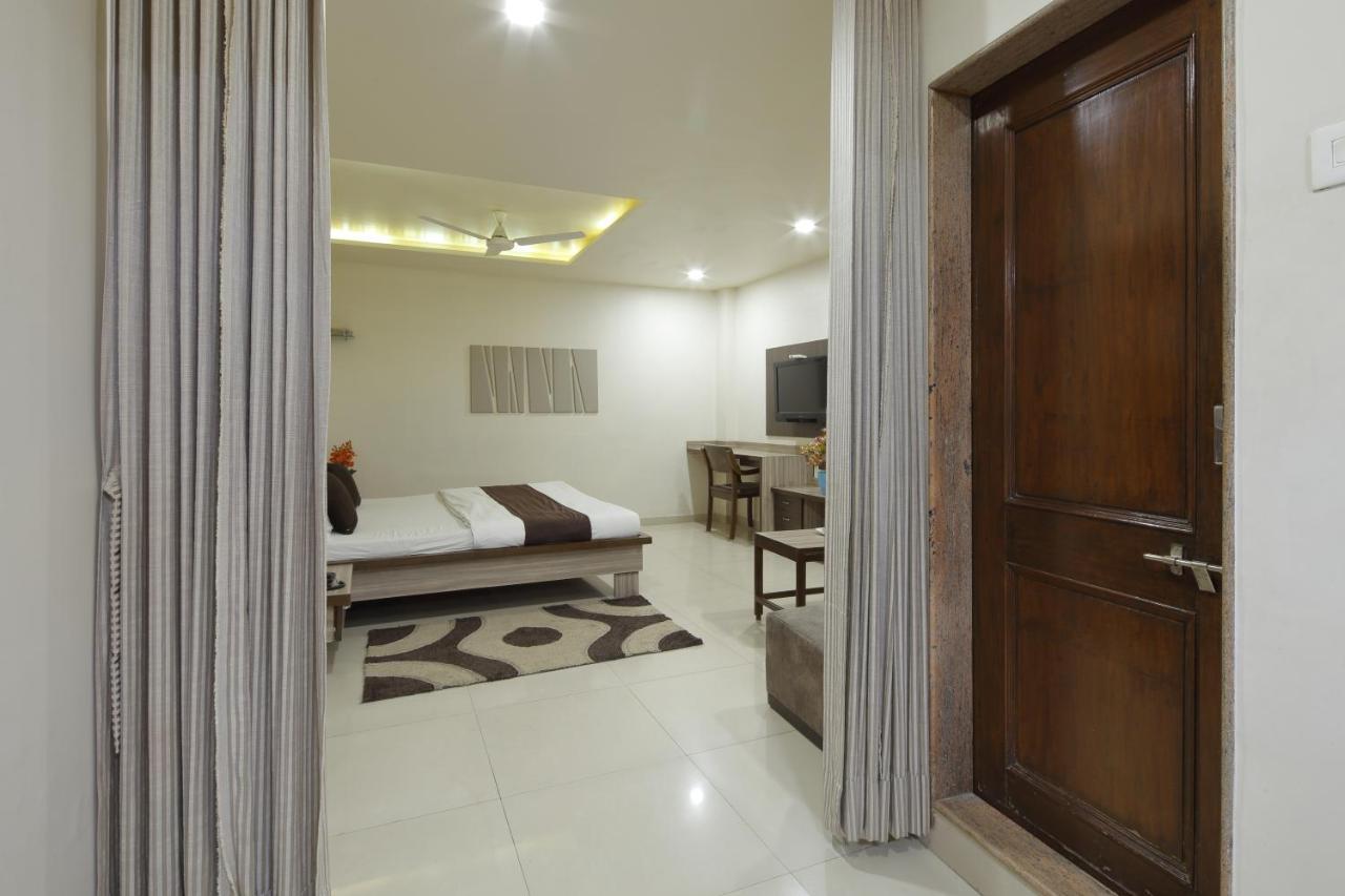Hotel Good Night Ahmedabad Bagian luar foto