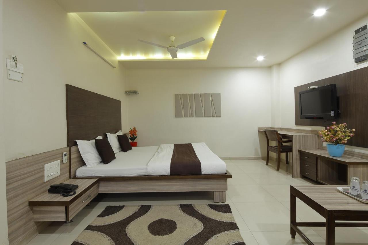 Hotel Good Night Ahmedabad Bagian luar foto
