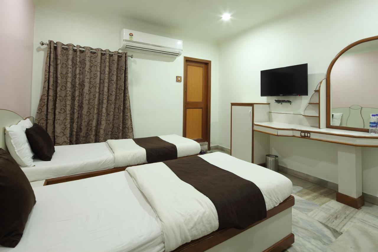 Hotel Good Night Ahmedabad Bagian luar foto