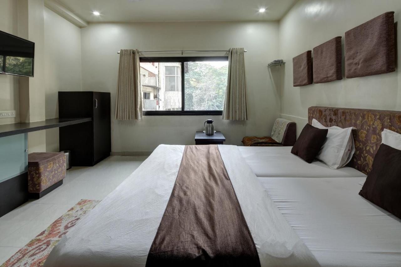 Hotel Good Night Ahmedabad Bagian luar foto