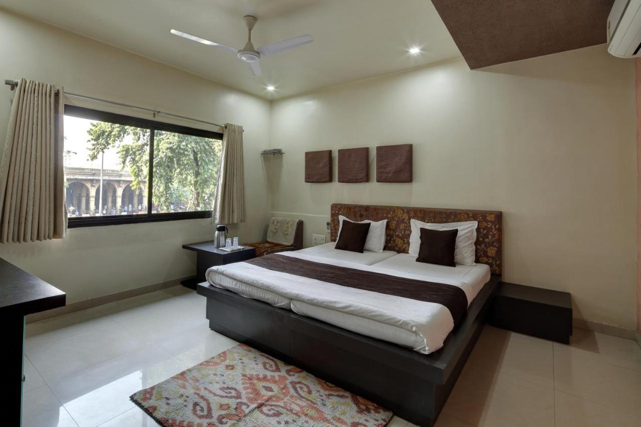 Hotel Good Night Ahmedabad Bagian luar foto
