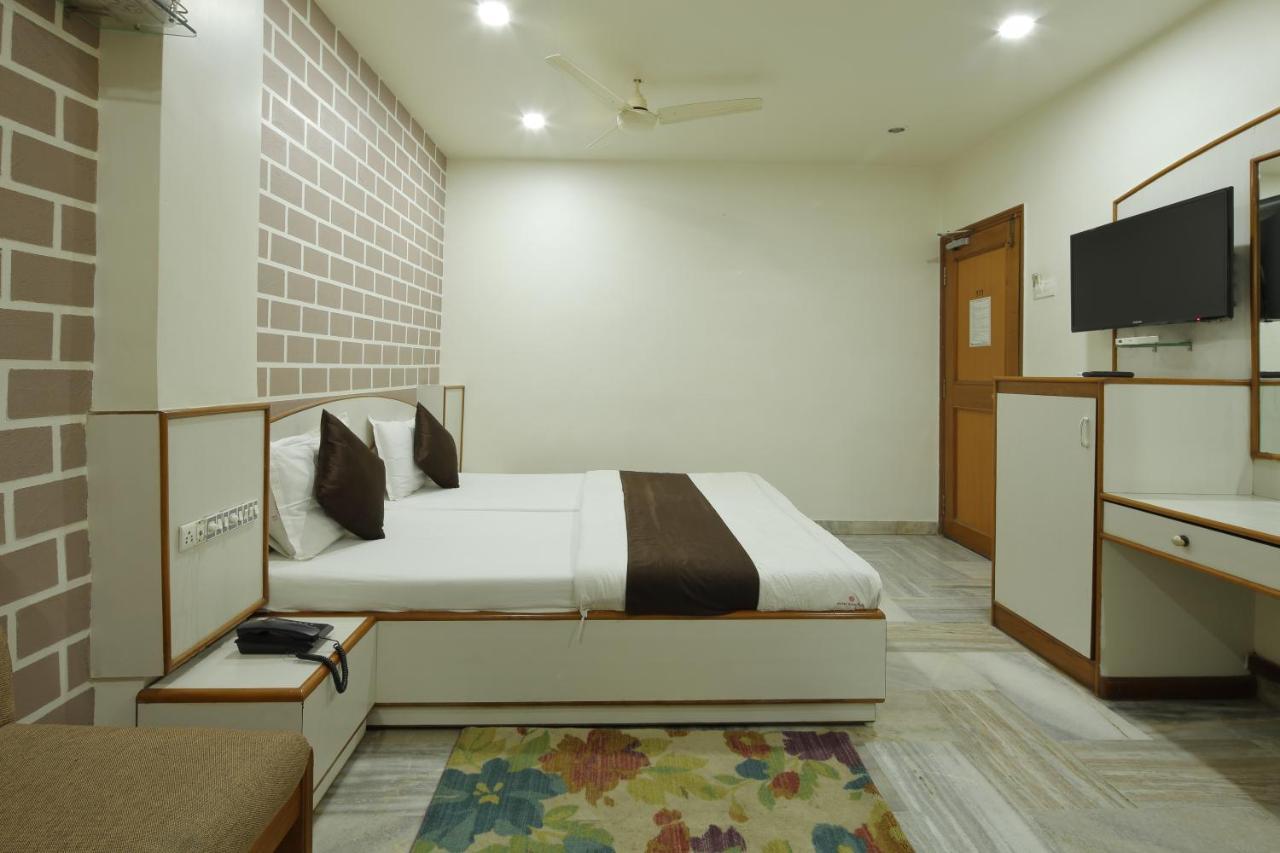 Hotel Good Night Ahmedabad Bagian luar foto
