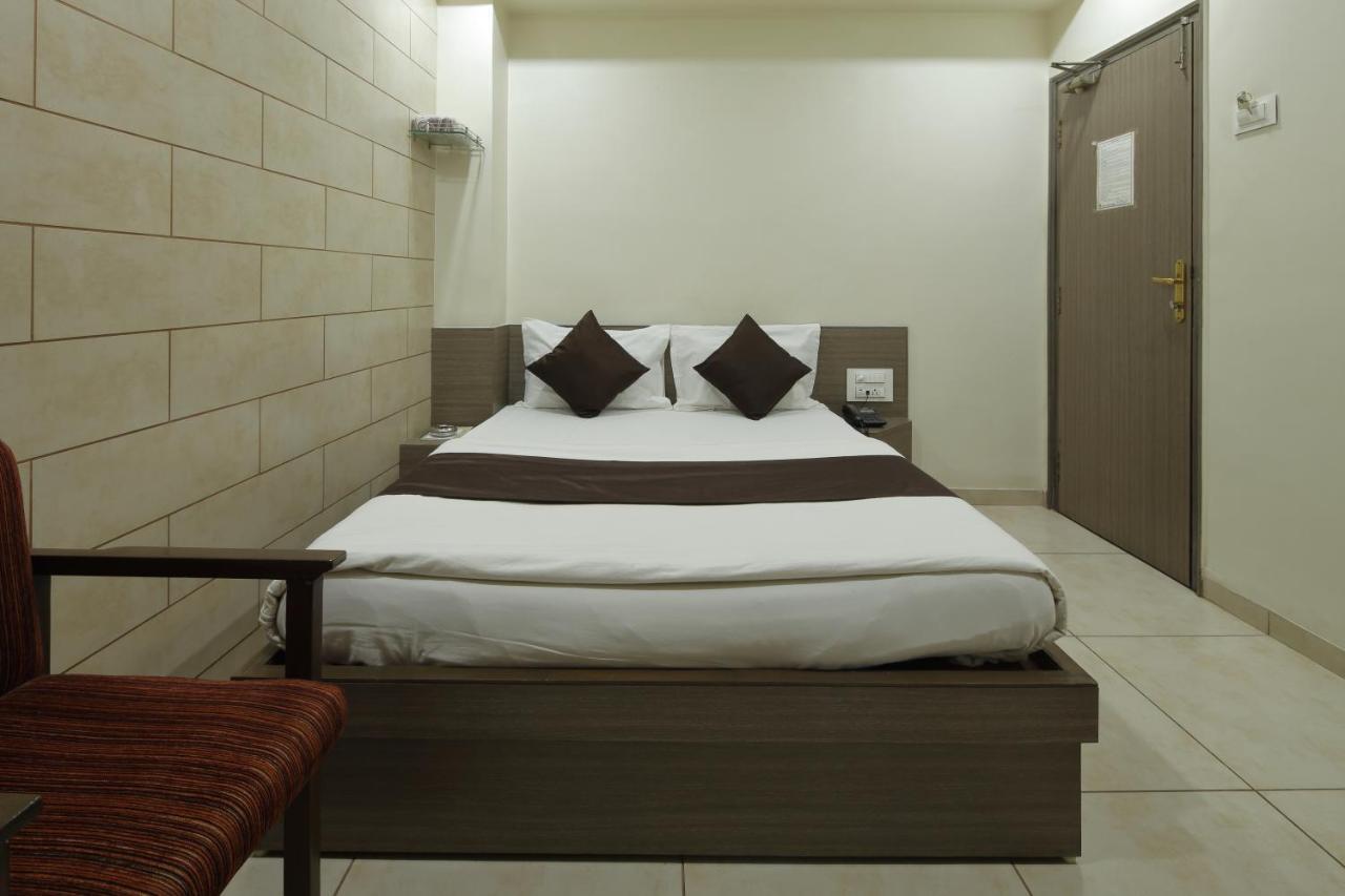Hotel Good Night Ahmedabad Bagian luar foto