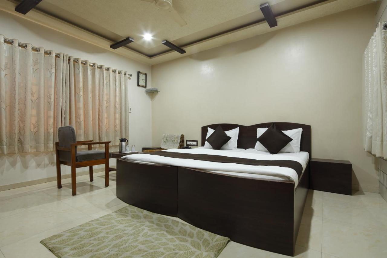 Hotel Good Night Ahmedabad Bagian luar foto