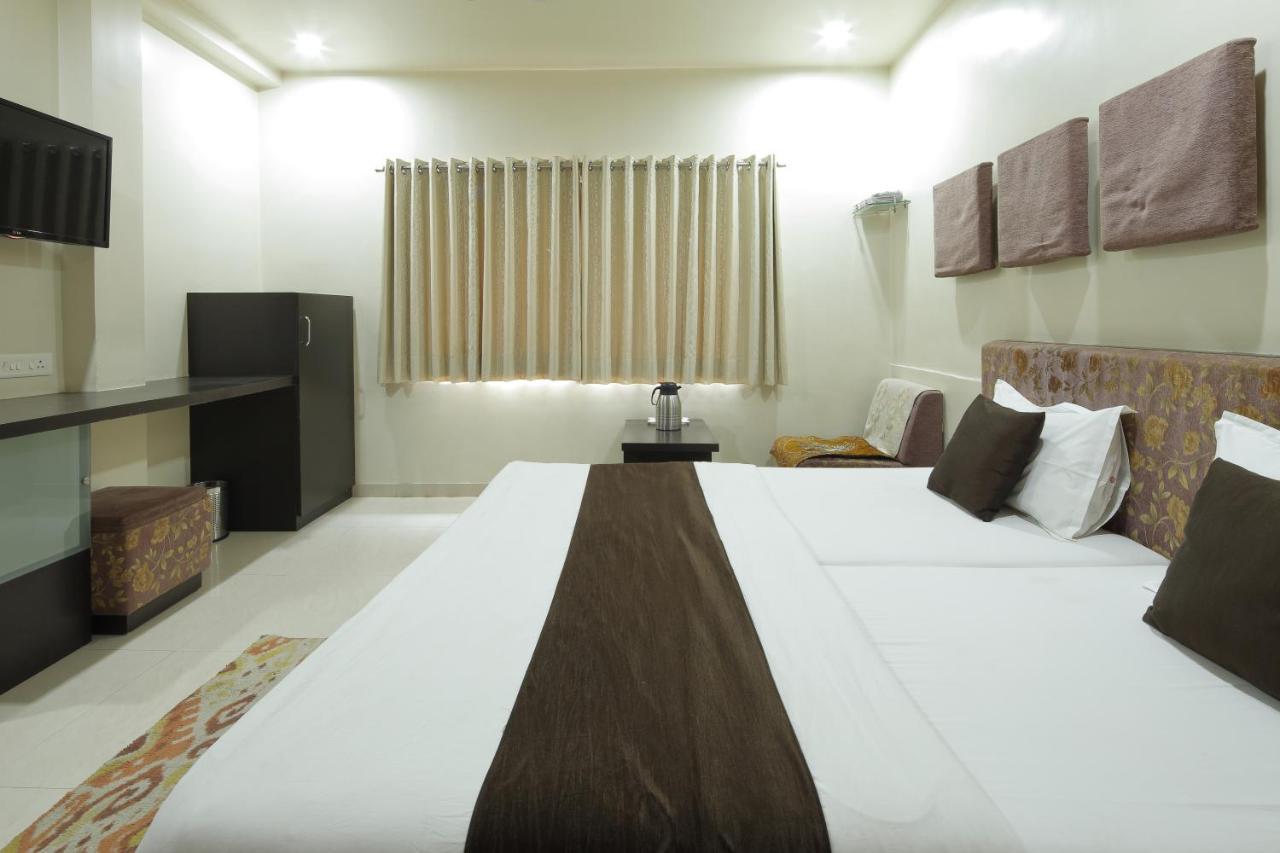 Hotel Good Night Ahmedabad Bagian luar foto