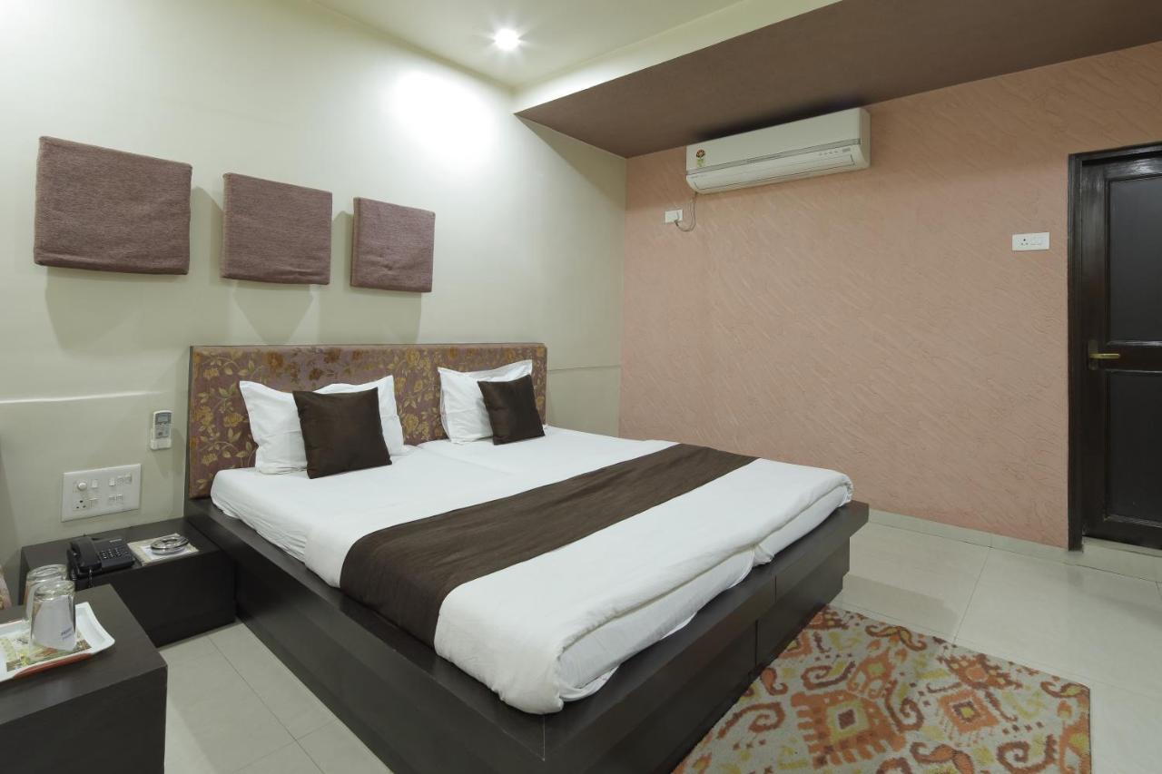 Hotel Good Night Ahmedabad Bagian luar foto