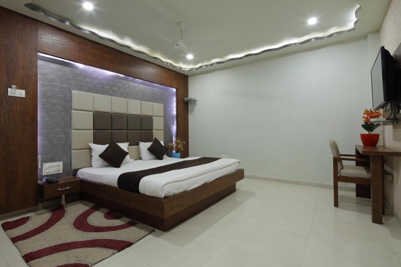 Hotel Good Night Ahmedabad Bagian luar foto