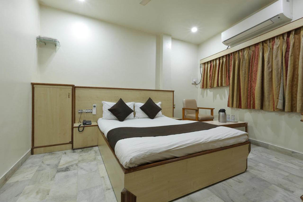 Hotel Good Night Ahmedabad Bagian luar foto