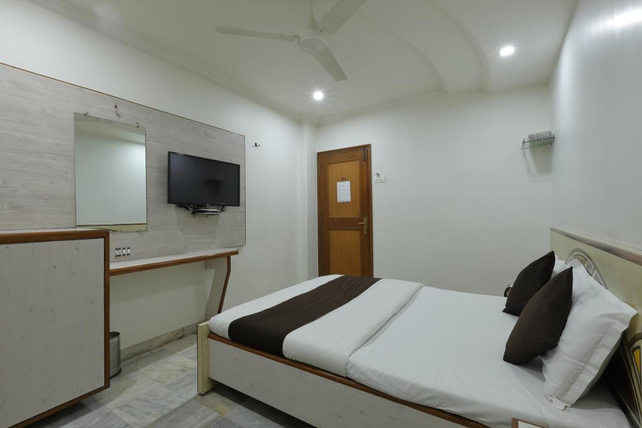 Hotel Good Night Ahmedabad Bagian luar foto