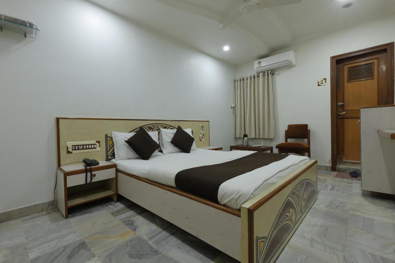 Hotel Good Night Ahmedabad Bagian luar foto