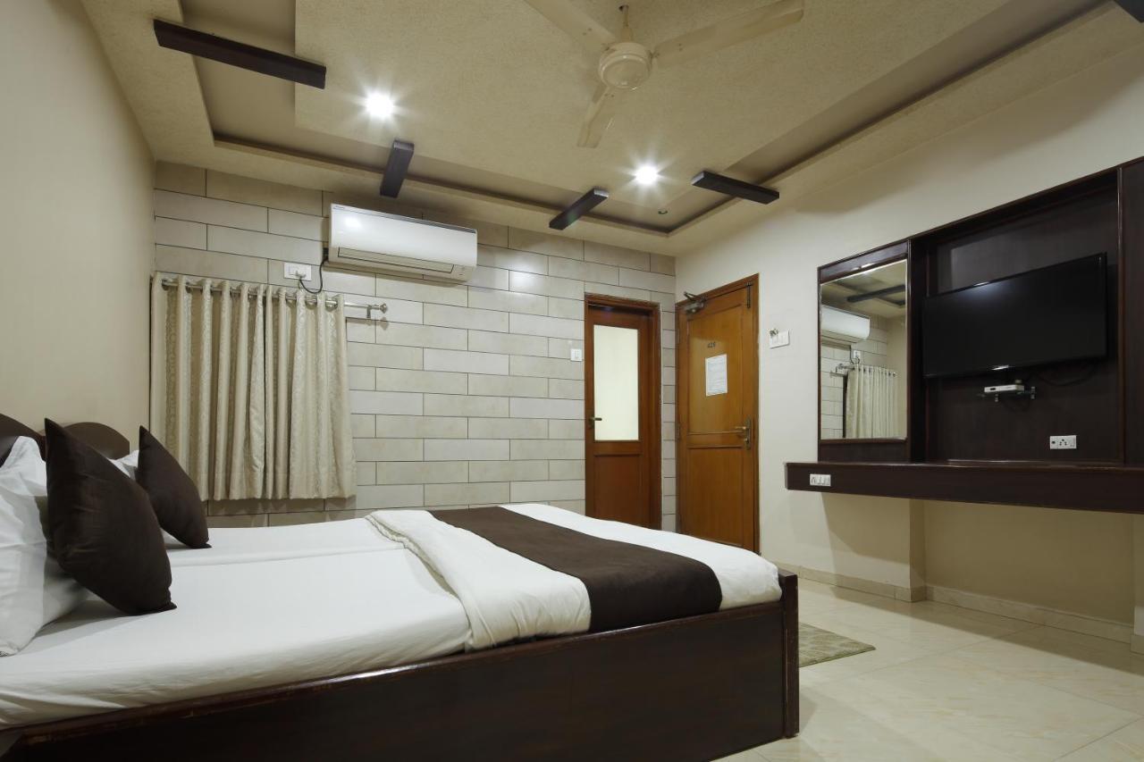 Hotel Good Night Ahmedabad Bagian luar foto
