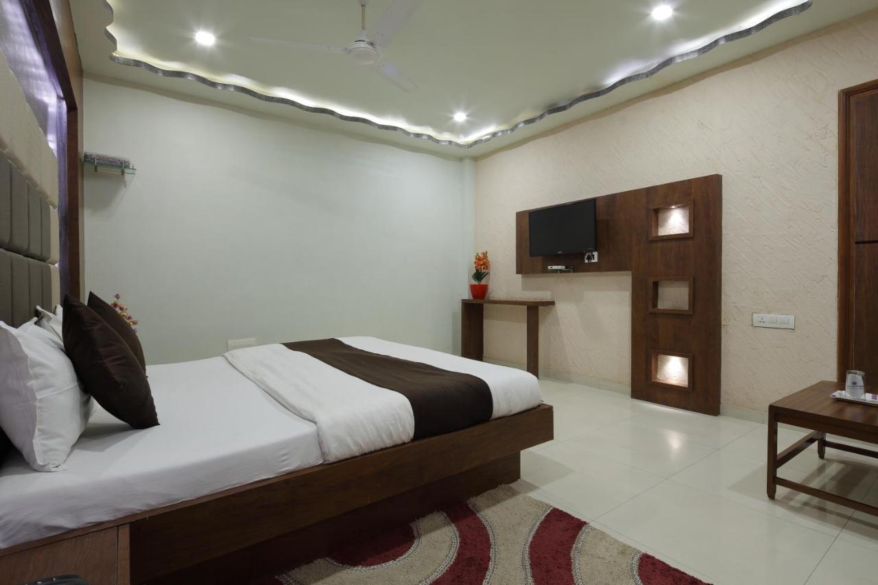 Hotel Good Night Ahmedabad Bagian luar foto