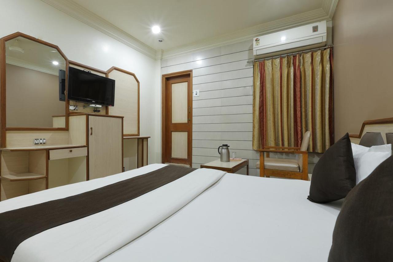 Hotel Good Night Ahmedabad Bagian luar foto