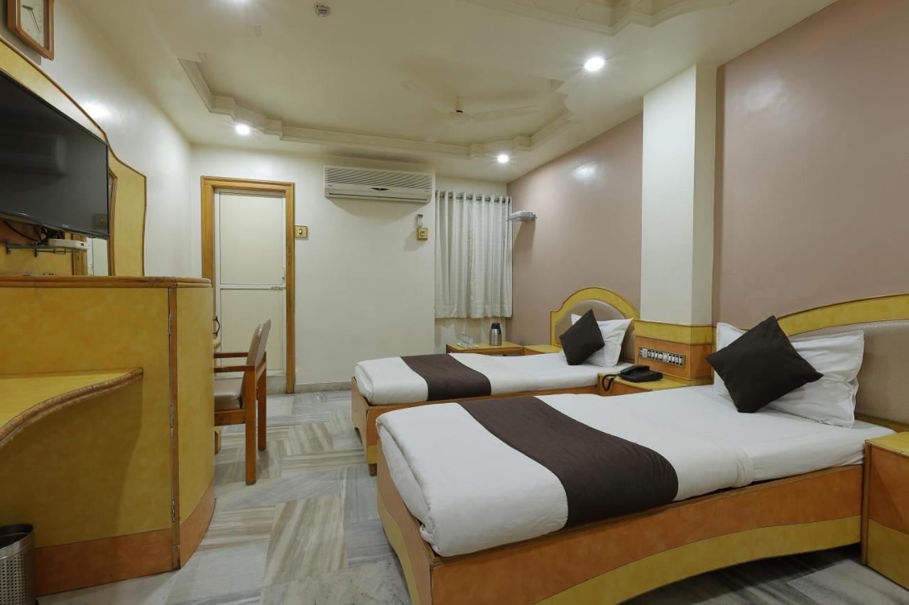Hotel Good Night Ahmedabad Bagian luar foto