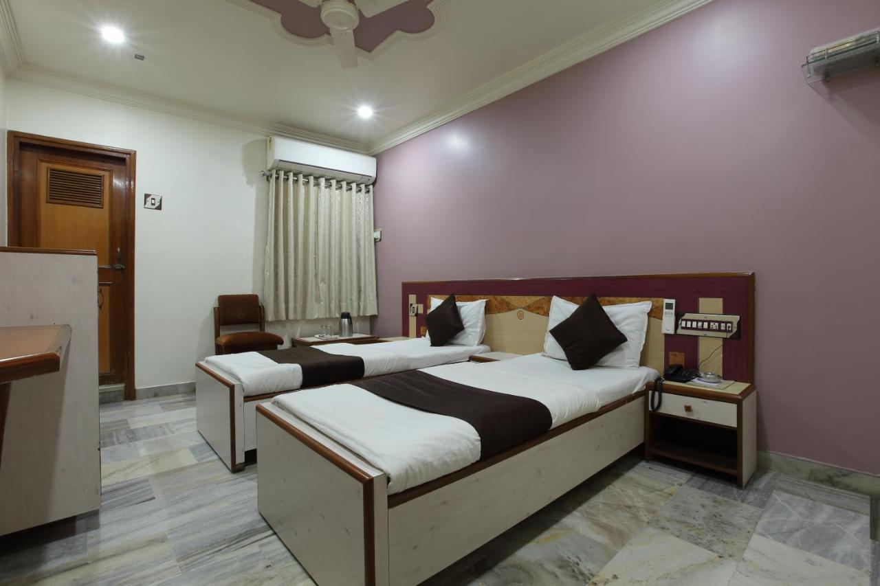 Hotel Good Night Ahmedabad Bagian luar foto