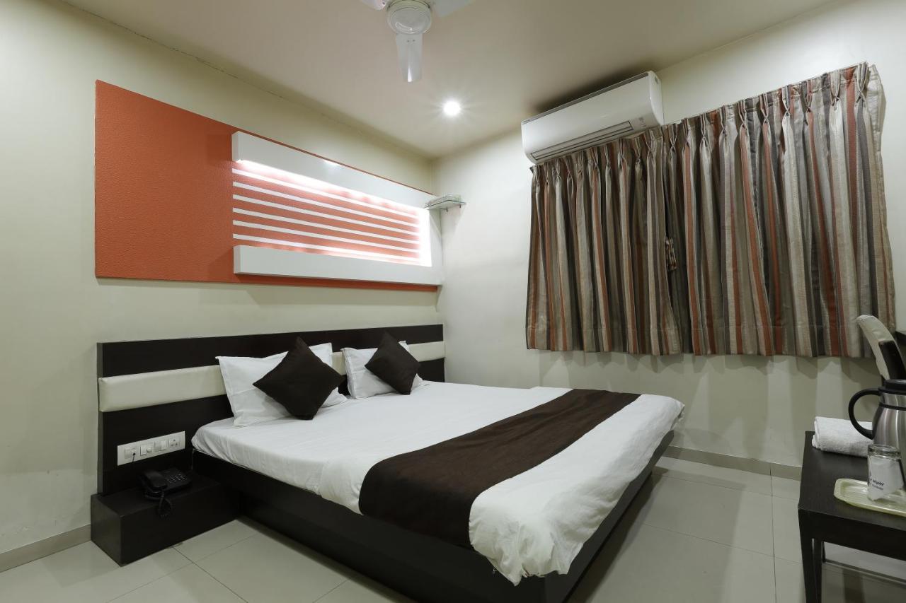Hotel Good Night Ahmedabad Bagian luar foto