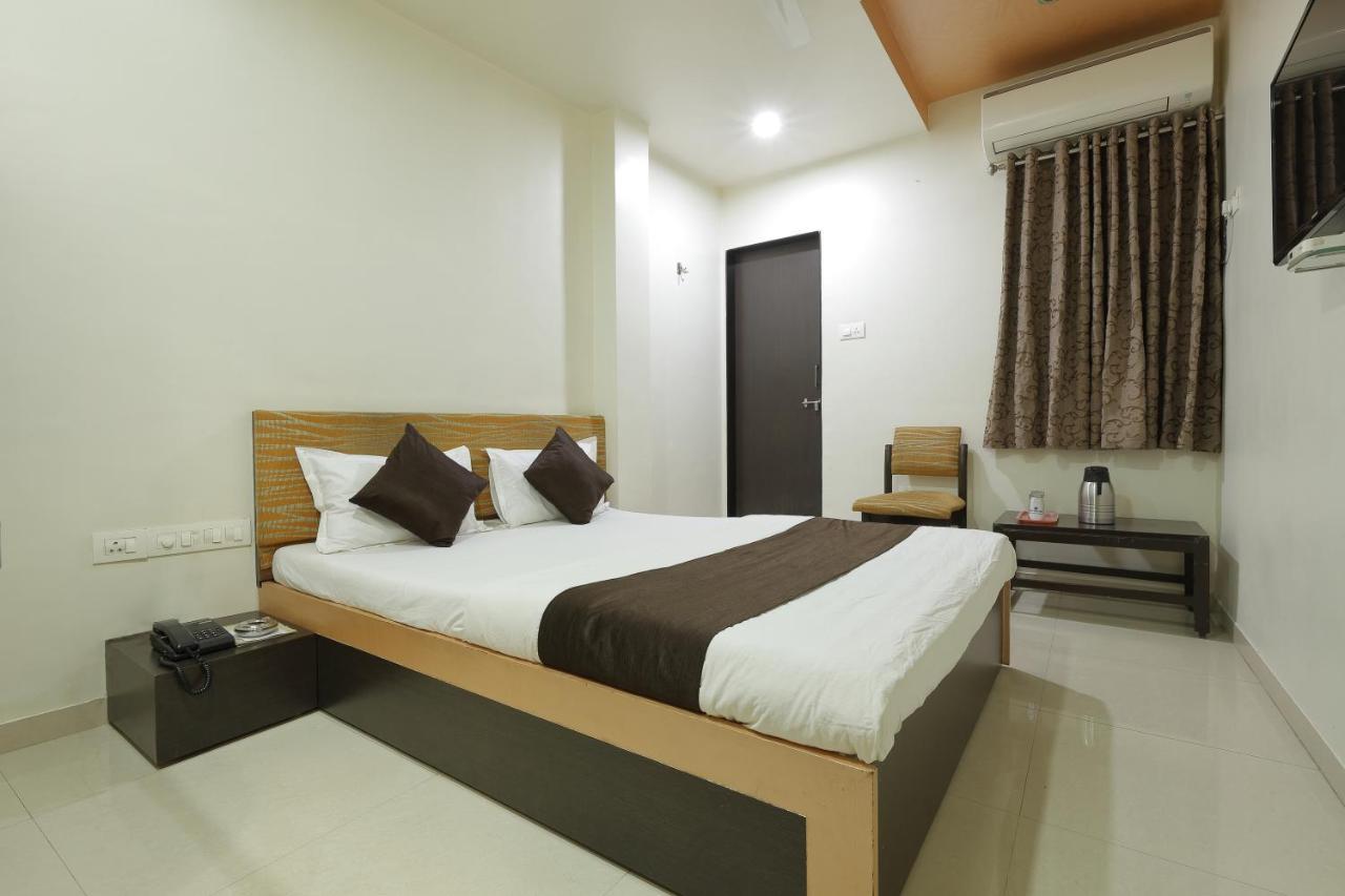 Hotel Good Night Ahmedabad Bagian luar foto