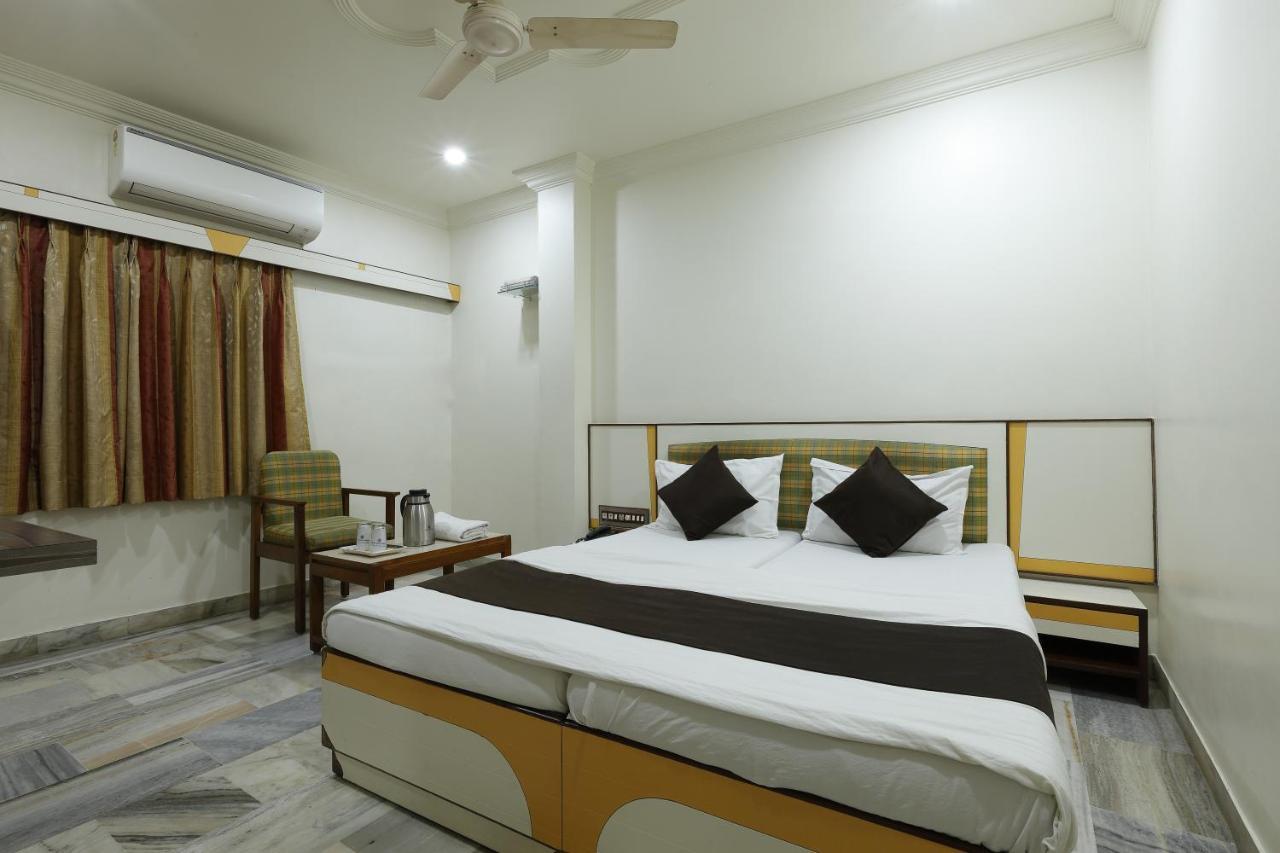 Hotel Good Night Ahmedabad Bagian luar foto