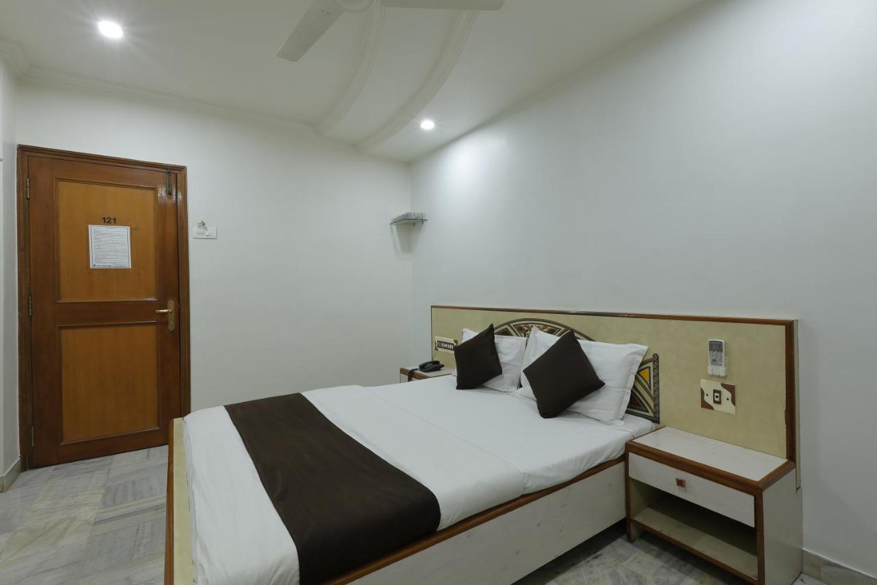 Hotel Good Night Ahmedabad Bagian luar foto